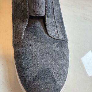 Paola Línea Camo wedge bootie